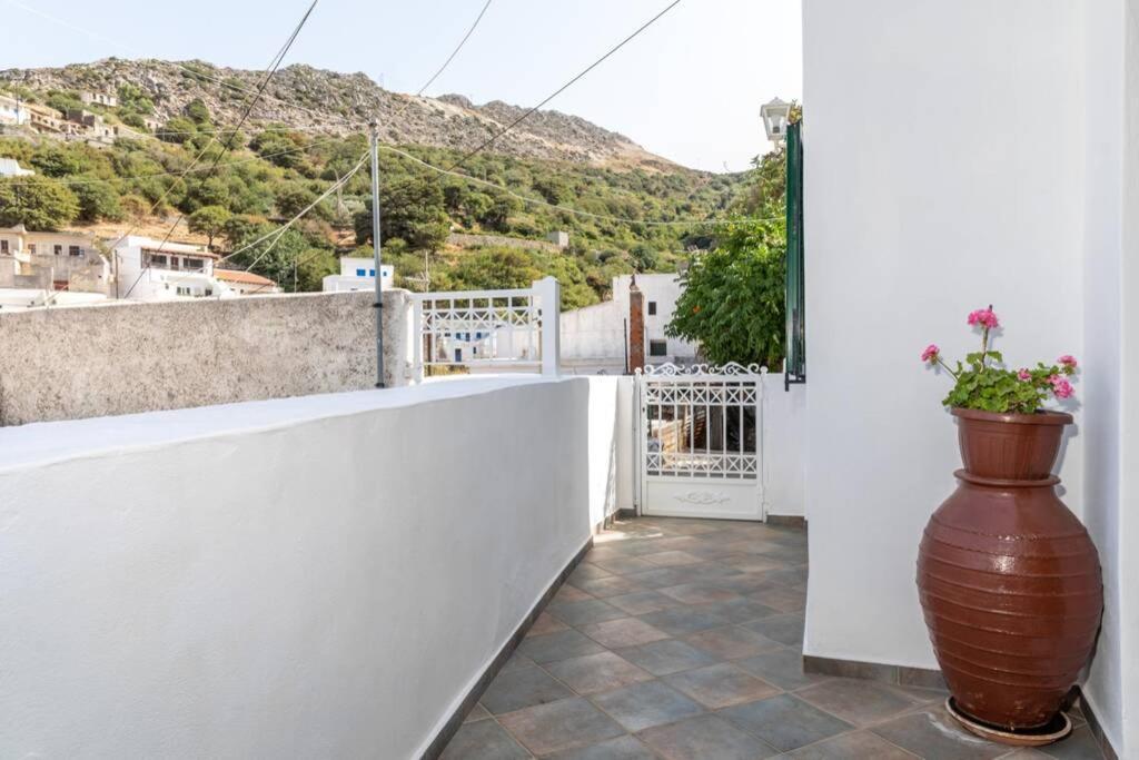 Δροσιά Villa Koronos Exterior foto